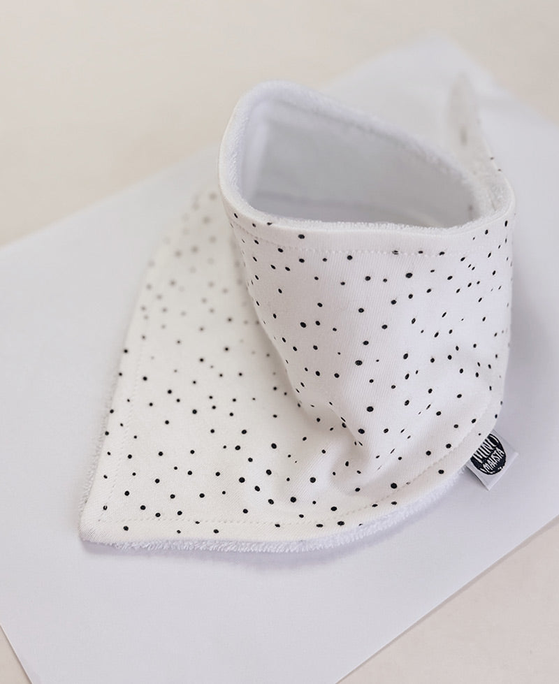 Detalhe do tecido duplo e do fundo absorvente do Babador Bandana Bolinhas Claro MiniMalista. Babador de bebê em algodão que protege a roupinha, unissex menino e menina.