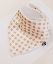 Detalhe do acabamento e da costura do Babador Bandana Vichy Bege MiniMalista. Babador de bebê em algodão premium, bandana bib unissex para menino e menina.