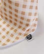 Etiqueta MiniMalista Baby no Babador Bandana Vichy Bege. Babador de bebê em 100% algodão, xadrez vichy bege, unissex para menino e menina.