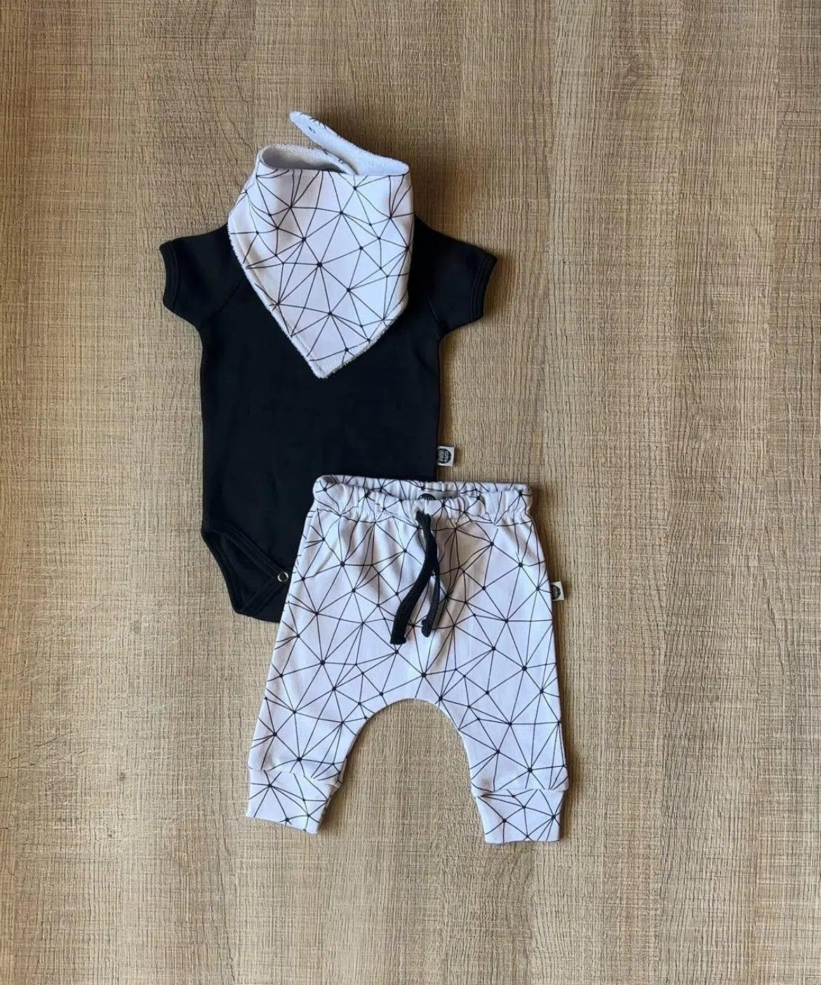 Babador Bandana Unissex | Satellite Branco - MiniMalista Baby - 0.4, b2b, Baby, black-friday, com-desconto-mm10, Meia Estação, Menino, Neutro, SALE-FINAL, Unissex -bebê-minimalista-estiloso