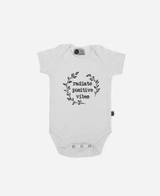 Body de Bebê Manga Curta Unissex Radiate Positive Vibes - MiniMalista Baby - Ano Novo, b2b, Baby, com-desconto-mm10, Meia Estação, Menino, Neutro, Reveillon, tab-tam-body-curto, Unissex -bebê-minimalista-estiloso