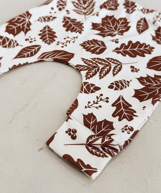 calca-bebe-harem-unissex-menino-fall-estampa-folhas-outono-terracota-marrom-minimalista-baby-algodao-2.jpg
