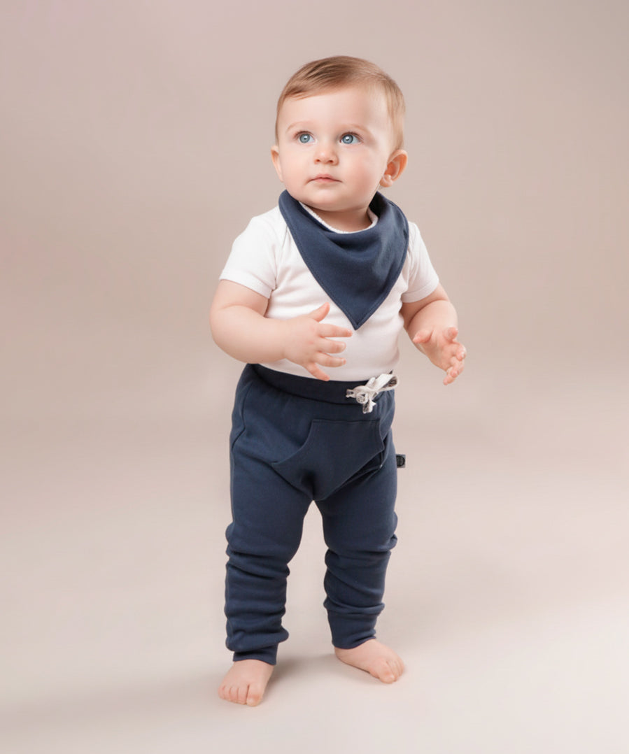calca-bolsao-bebe-liso-azul-marinho-ocean-menino-minimalista-baby-1_74948c21-a5e9-47ed-95f7-c139956b7833.jpg