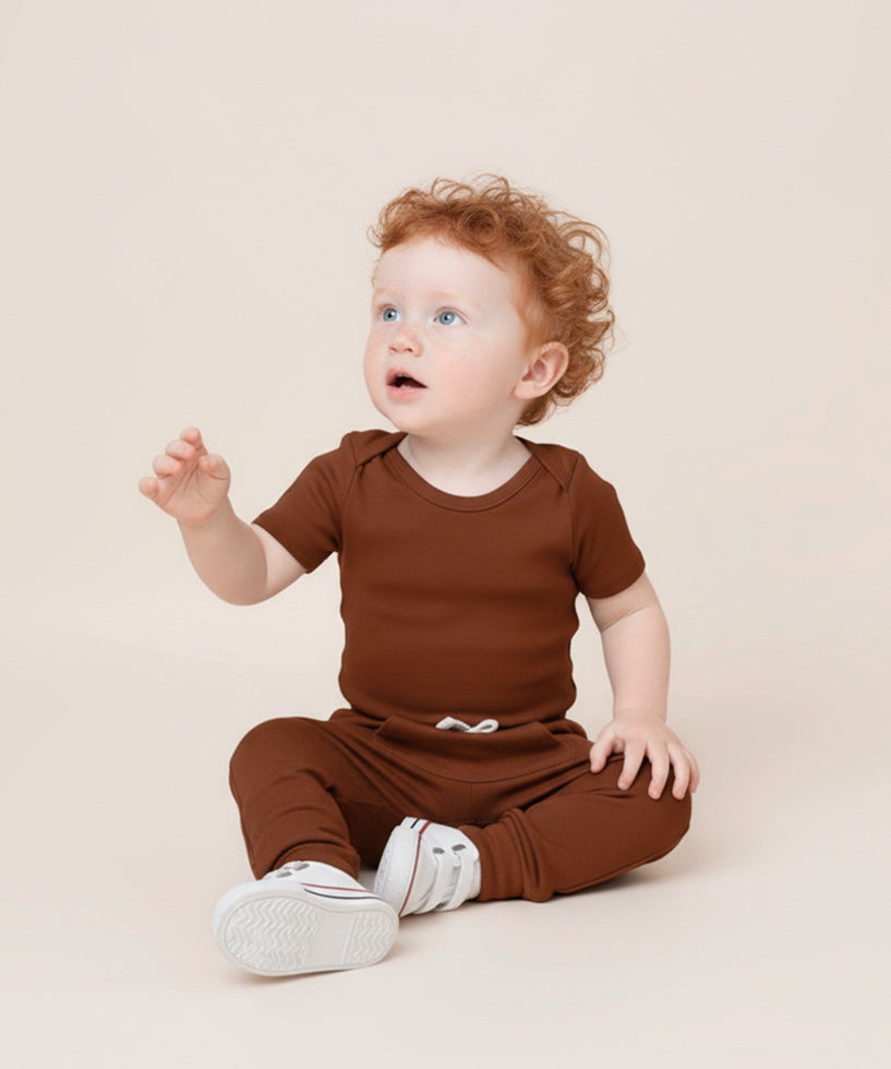 calca-bolsao-body-bebe-liso-marrom-chocolate-menino-minimalista-baby-1_8379e65d-1e4b-4519-a09f-5320a1cc89bf.jpg