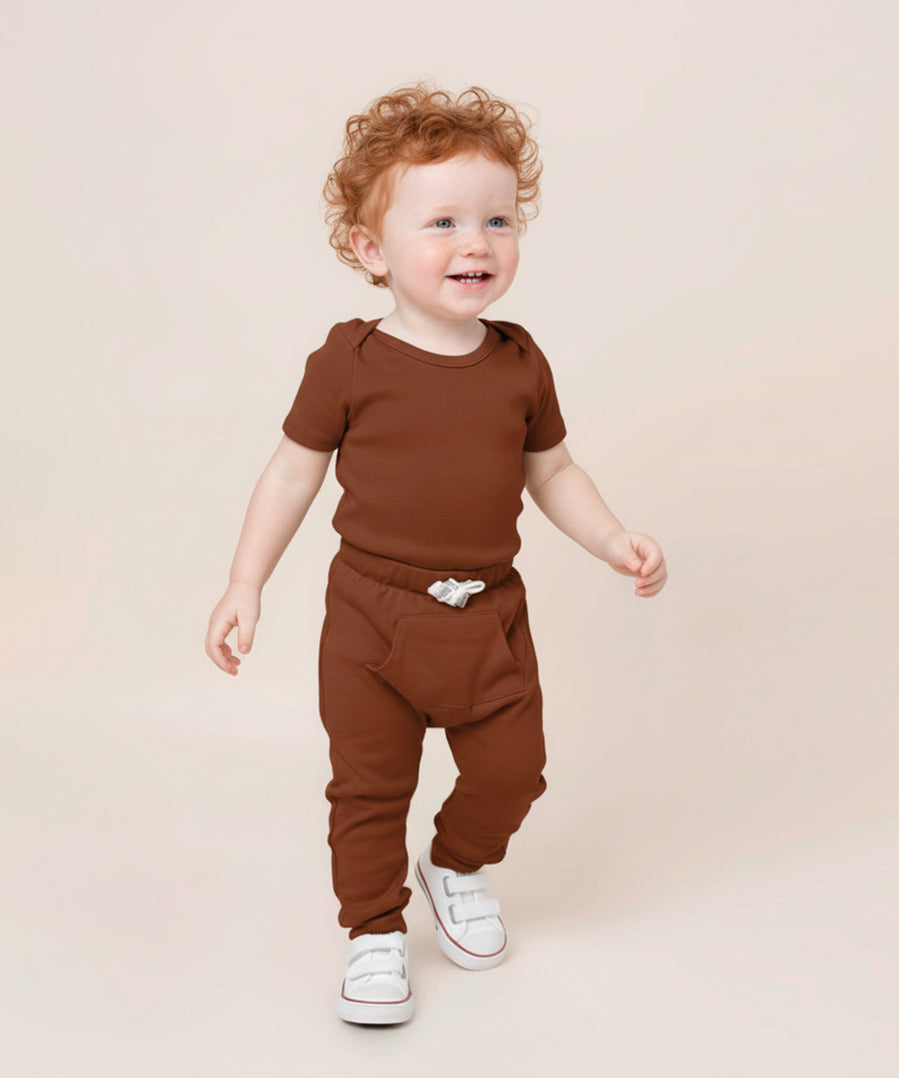 calca-bolsao-body-bebe-liso-marrom-chocolate-menino-minimalista-baby-3_52228633-9fb5-4b98-8416-620a334f72c3.jpg