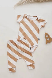 Calça de Bebê Harém Unissex | Listras Diagonais Bege - MiniMalista Baby - 0.2, b2b, Baby, black-friday, com-desconto-mm10, Meia Estação, Menino, Neutro, new, tab-tam-calça-harem-bebe, Unissex -bebê-minimalista-estiloso