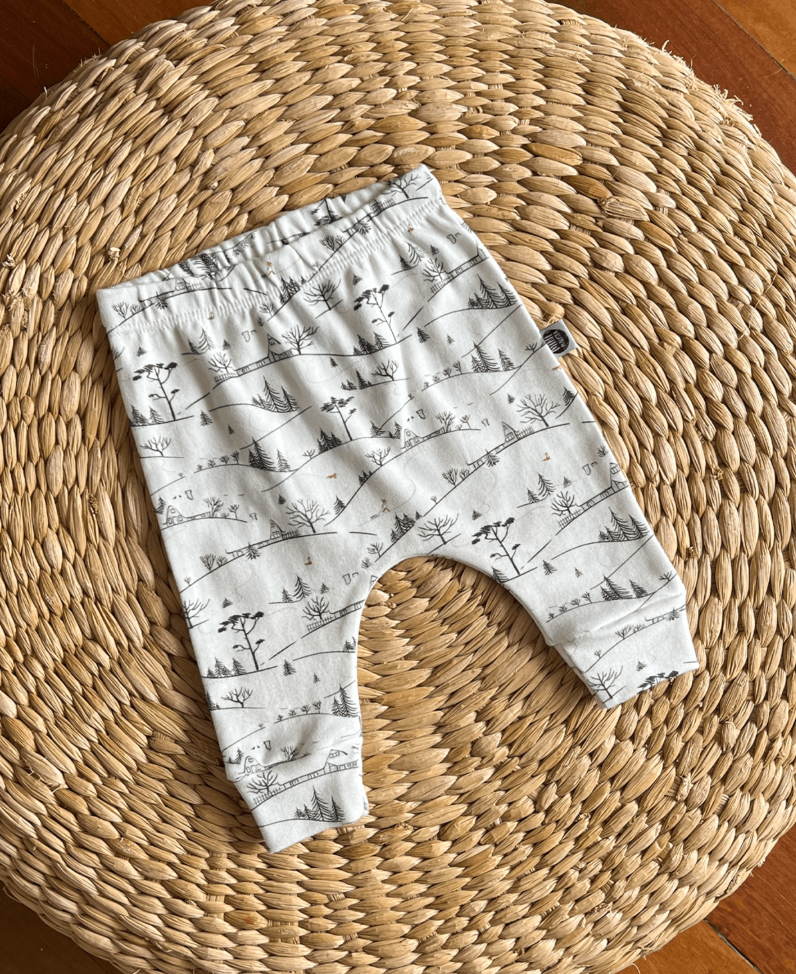 Calça de Bebê Harém Unissex Village - MiniMalista Baby - b2b, Baby, Christmas, com-desconto-mm10, Meia Estação, Menino, natal, Neutro, tab-tam-calça-harem-bebe, Unissex, Xmas -bebê-minimalista-estiloso