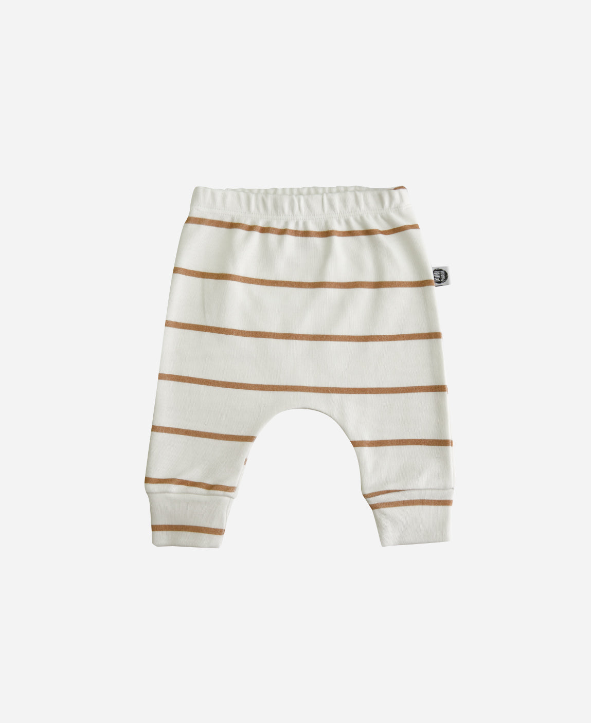 MiniMalista Calça de Bebê Harém Unissex em Listras Caramelo, vista frontal. Listras caramelo e Branco Off, 100% algodão, cós elástico macio. Calça harém unissex para menino e menina, do 0-3 aos 18-24 meses.