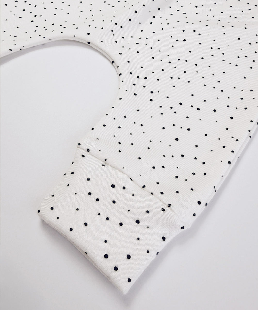 Detalhe do acabamento e da costura da Calça Harém Bolinhas Claro MiniMalista. Calça de bebê em algodão com poá delicado, unissex.