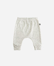 MiniMalista Calça Harém Unissex em Bolinhas Claro, vista frontal. Bolinhas delicadas sobre Branco Off, 100% algodão fio egípcio, modelagem harém. Calça de bebê para menino e menina.