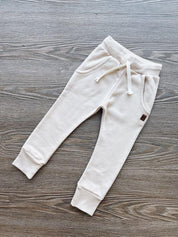 Calça Moletom Unissex Peluciado MiniMalista | Liso Beige - MiniMalista Baby - 0.3, b2b, Baby, black-friday, com-desconto-mm10, Cor, Frio, Kids, Menina, Menino, Neutro, tab-tam-calca-moletom, tab-tam-calça-molet-bebe, tam-tam-calça-bolsao-bebe, Unissex -bebê-minimalista-estiloso