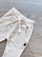 Calça Moletom Unissex Peluciado MiniMalista | Liso Beige - MiniMalista Baby - 0.3, b2b, Baby, black-friday, com-desconto-mm10, Cor, Frio, Kids, Menina, Menino, Neutro, tab-tam-calca-moletom, tab-tam-calça-molet-bebe, tam-tam-calça-bolsao-bebe, Unissex -bebê-minimalista-estiloso