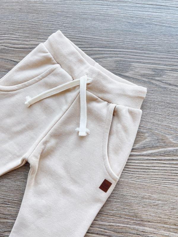Calça Moletom Unissex Peluciado MiniMalista | Liso Beige - MiniMalista Baby - 0.3, b2b, Baby, black-friday, com-desconto-mm10, Cor, Frio, Kids, Menina, Menino, Neutro, tab-tam-calca-moletom, tab-tam-calça-molet-bebe, tam-tam-calça-bolsao-bebe, Unissex -bebê-minimalista-estiloso