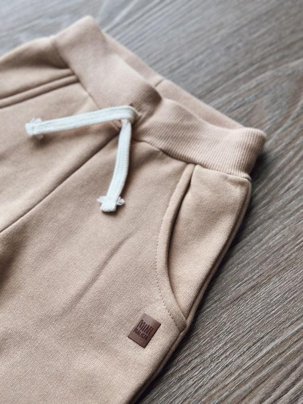 Calça Moletom Unissex Peluciado MiniMalista | Liso Cinnamon - MiniMalista Baby - 0.3, b2b, Baby, Best, black-friday, com-desconto-mm10, Frio, Kids, Menina, Menino, Neutro, tab-tam-calca-moletom, tab-tam-calça-molet-bebe, tam-tam-calça-bolsao-bebe, Unissex -bebê-minimalista-estiloso