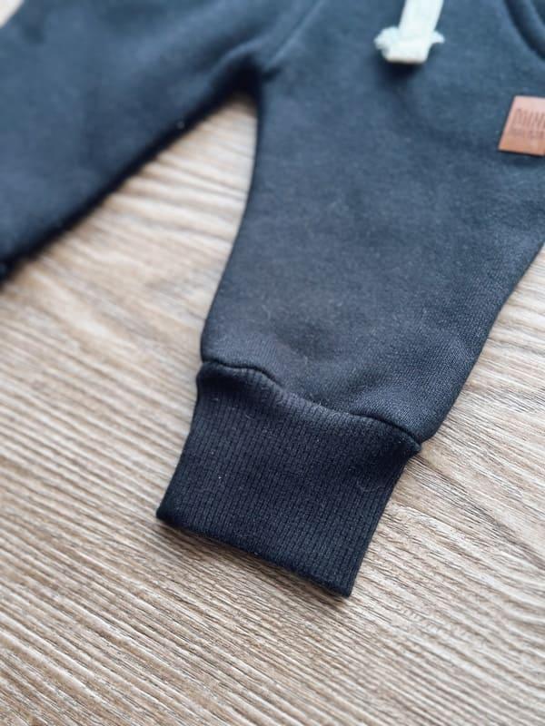 Interior peluciado macio da Calça Moletom Jogger Liso Preto
