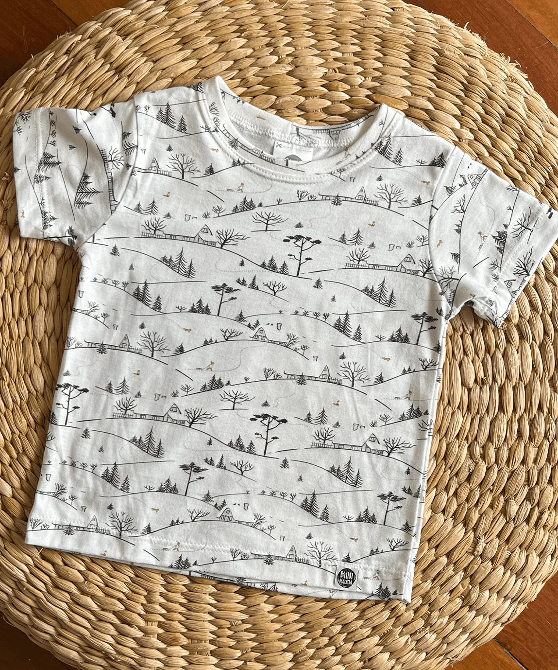 Camiseta Infantil Manga Curta Unissex | Village - MiniMalista Baby - 0, b2b, Christmas, com-desconto-mm10, Kids, Meia Estação, Menina, Menino, minime, natal, Neutro, tab-tam-camiseta-manga-curta, Unissex, Xmas -bebê-minimalista-estiloso