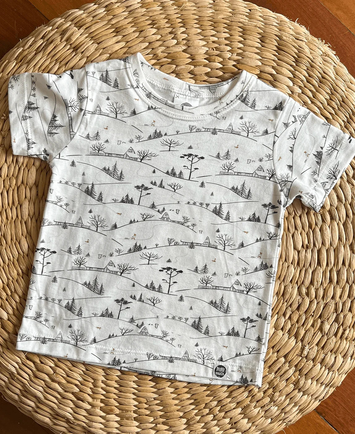 Camiseta Infantil Manga Curta Unissex | Village - MiniMalista Baby - 0, b2b, Christmas, com-desconto-mm10, Kids, Meia Estação, Menina, Menino, minime, natal, Neutro, tab-tam-camiseta-manga-curta, Unissex, Xmas -bebê-minimalista-estiloso