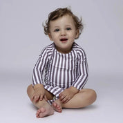 Camiseta Infantil Proteção Solar Unissex UV50+ | Listras Retrô Cinza - MiniMalista Baby - 0, 0.3, 0.4, b2b, black-friday, Calor, Menino, minime, Neutro, outlet, SALE-FINAL, tab-tam-camiseta-praia, tab-tam-camiseta-solar-praia, tab-tamanho-camiseta-raglan, Unissex, Verão -bebê-minimalista-estiloso