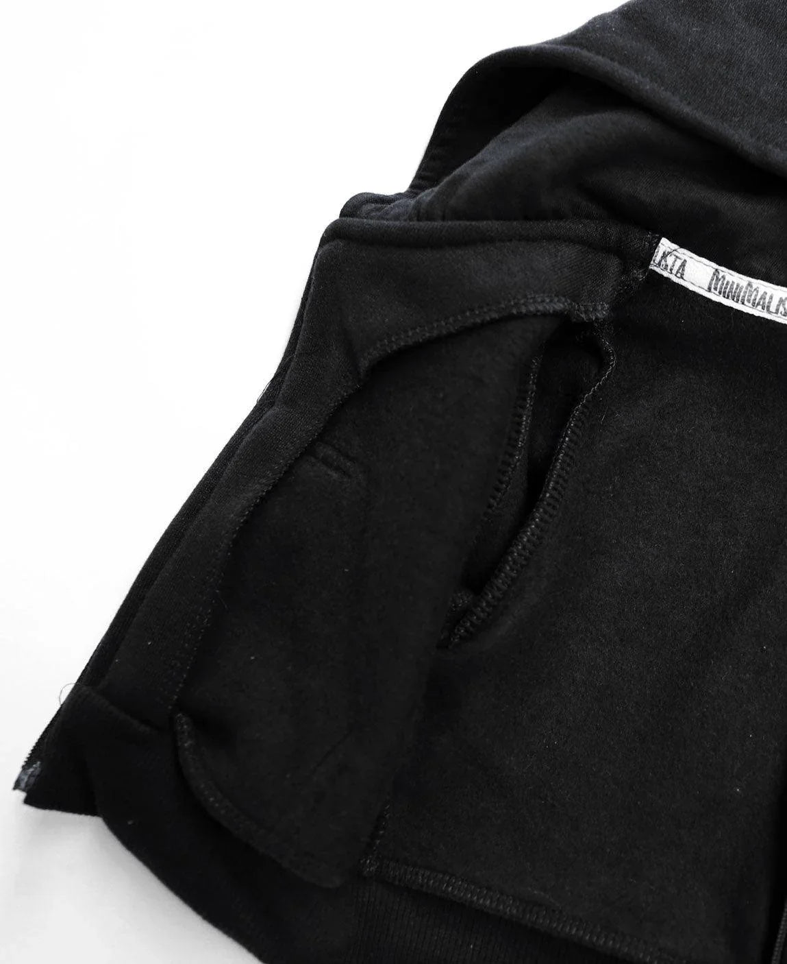 MiniMalista Casaco Moletom Capuz e Zíper Peluciado Preto — detalhe zíper frontal e cobre-zíper interno. Casaco infantil 100% algodão peluciado, hoodie unissex menino e menina, clássico atemporal.