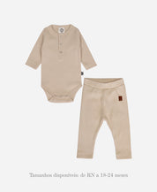 Conjunto Body Manga Longa + Calça Slim Canelada Bebê Liso Bege Claro MiniMalista Baby — look coordenado unissex em malha canelada 100% algodão, tom Bege Claro suave, marca criada por mãe pra pele sensível.