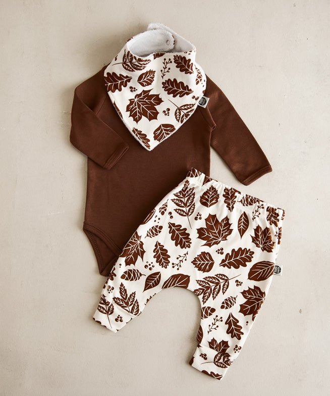 conjunto-bebe-unissex-fall-oak-body-calca-harem-babador-marrom-folhas-2.jpg