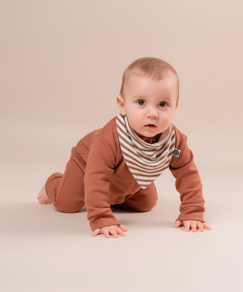 conjunto-macacao-liso-chutney-babador-listrinhas-chutney-bebe-minimalista-neutro-unissex-1.jpg