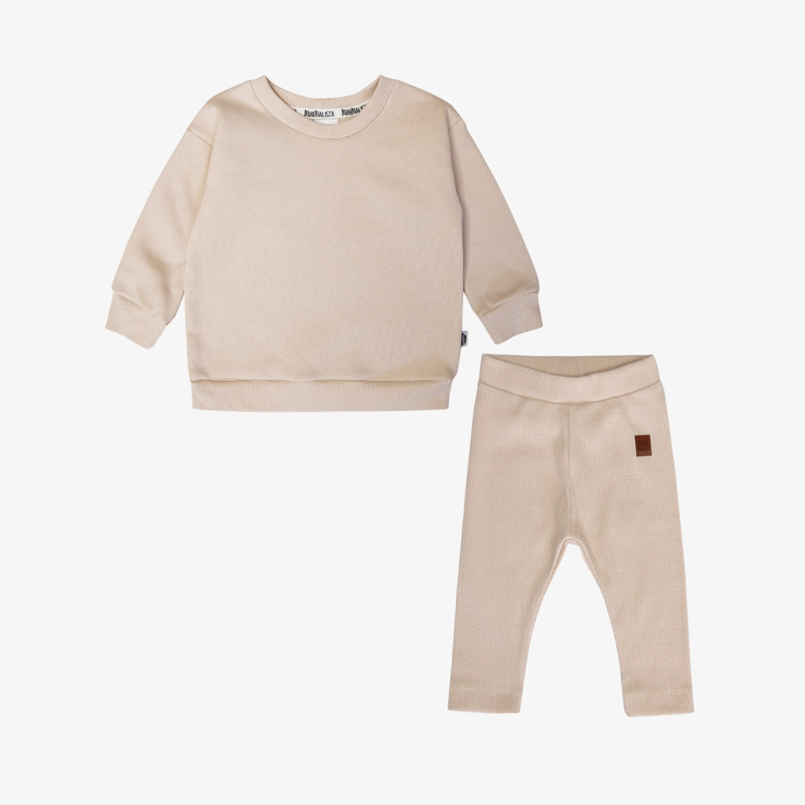 MiniMalista Conjunto Moletom + Calça Canelada Liso Bege Claro. Look monocromático infantil 100% algodão, moletom peluciado oversized + calça canelada slim ajustada, conjunto unissex menino e menina, cor neutra coringa quentinha, estética escandinava minimalista, do bebê de 0-3 meses aos 5-6 anos.