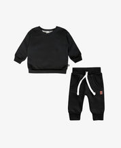Conjunto Moletom Peluciado Liso Preto flatlay MiniMalista Baby — Moletom Básico + Calça Moletom peluciada tom Preto, look coordenado escandinavo minimalista, 100% algodão premium.