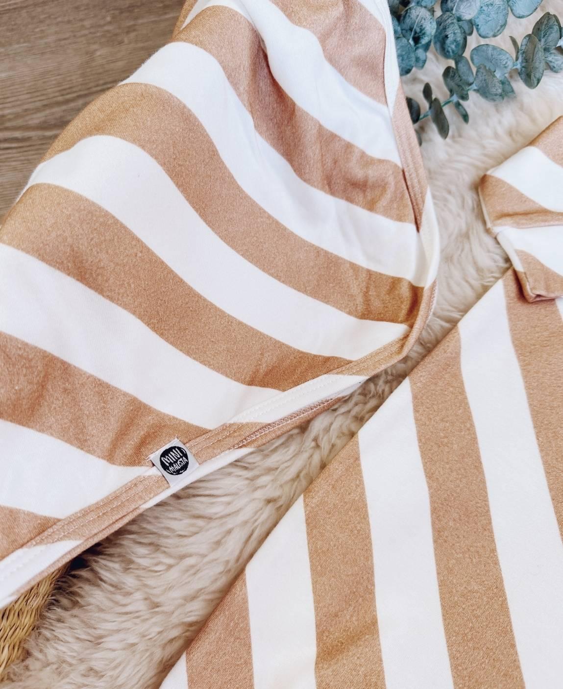 Kit Presente Saída de Maternidade Bebê 4 peças | Listras Diagonais Bege - Com Caixa Presente