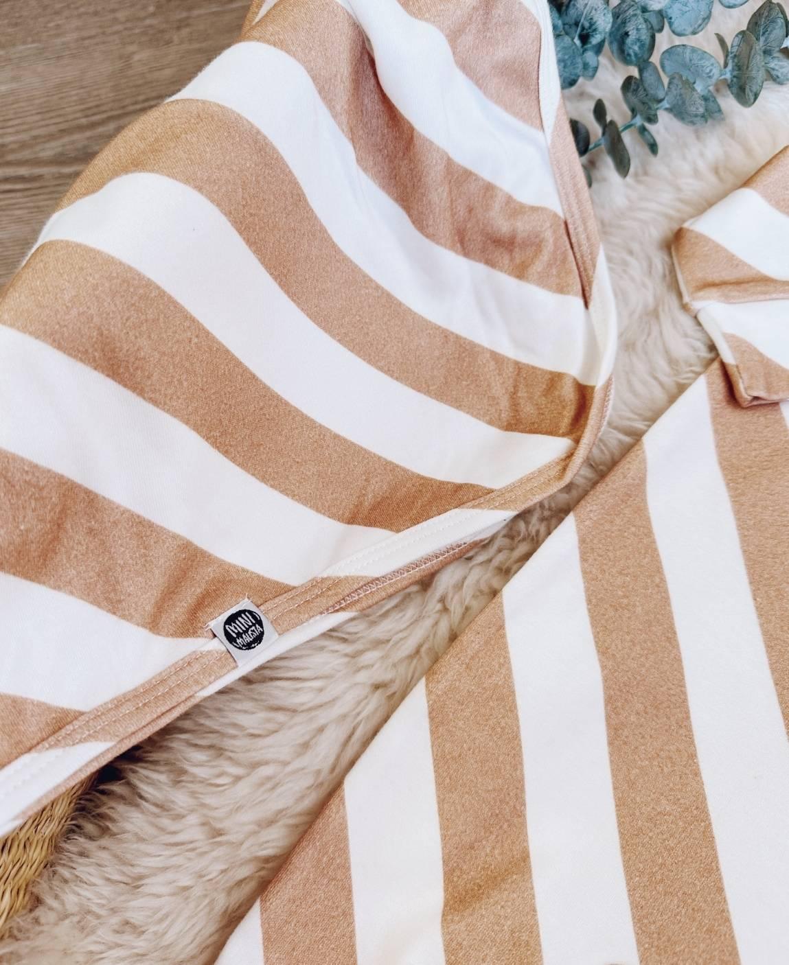 Kit Presente Saída de Maternidade Bebê 4 peças | Listras Diagonais Bege - Com Caixa Presente