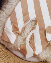 Kit Presente Saída de Maternidade Bebê 4 peças | Listras Diagonais Bege - Com Caixa Presente