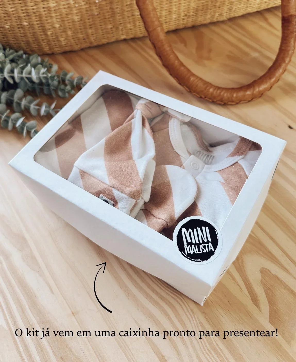 Kit Presente Saída de Maternidade Bebê 4 peças | Listras Diagonais Bege - Com Caixa Presente