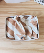 Kit Presente Saída de Maternidade Bebê 4 peças | Listras Diagonais Bege - Com Caixa Presente