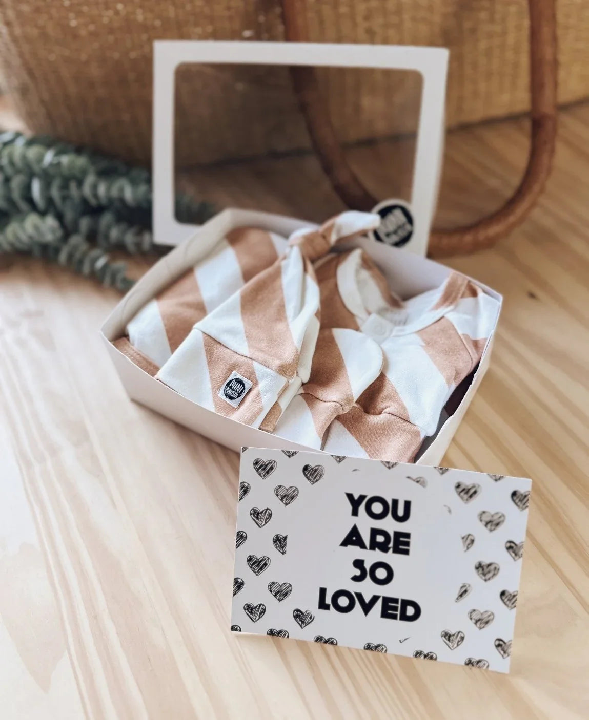 Kit Presente Saída de Maternidade Bebê 4 peças | Listras Diagonais Bege - Com Caixa Presente