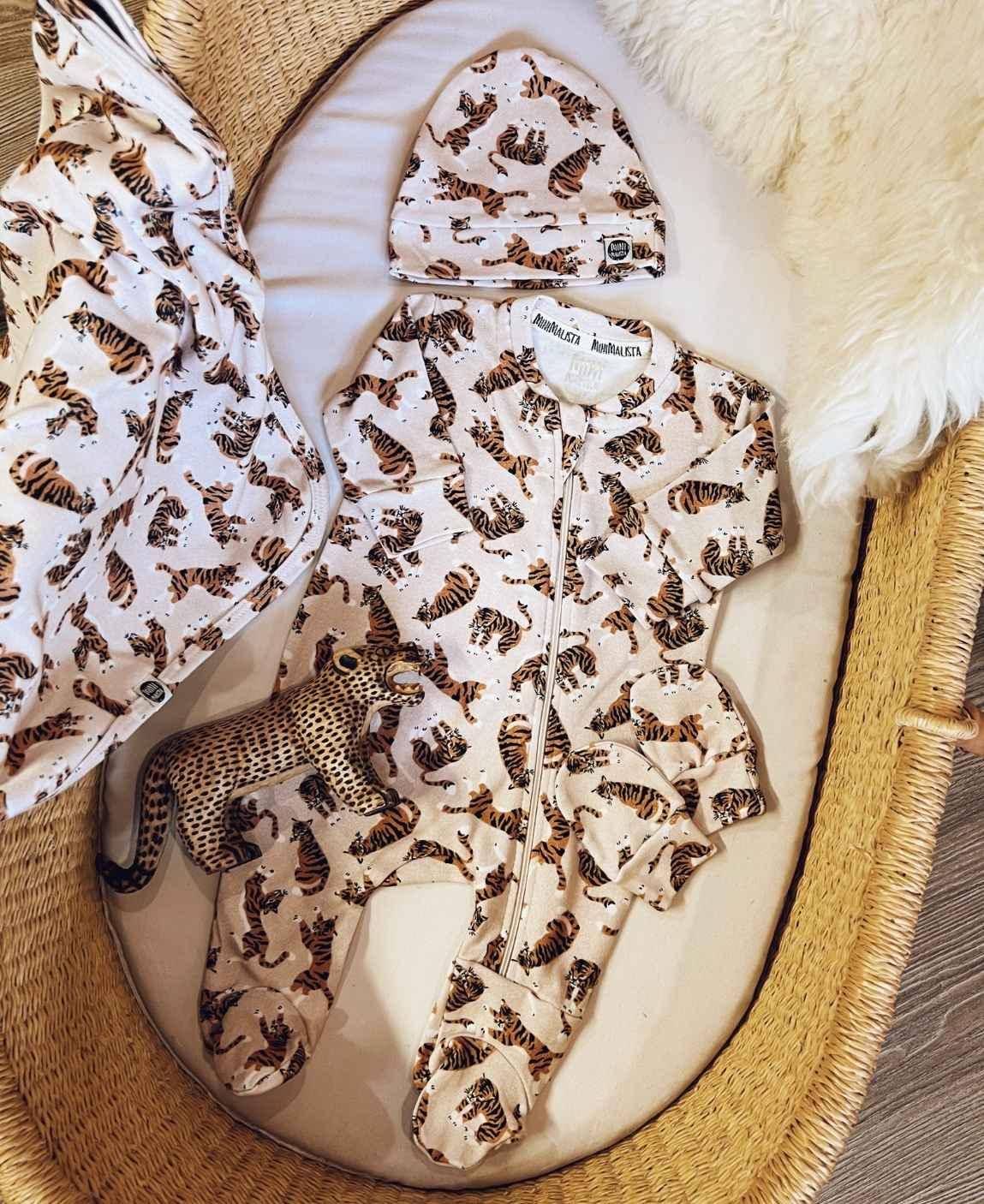 Kit Presente Saída de Maternidade Bebê 4 peças | Tiger - Com Caixa Presente