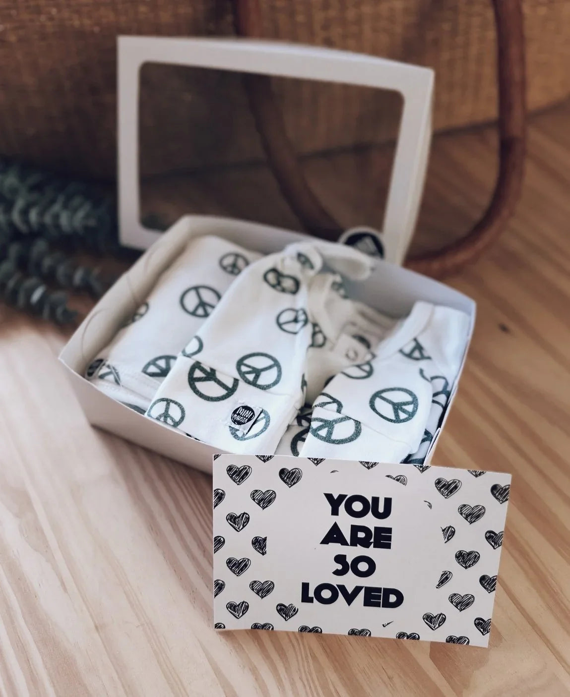 Kit Presente Saída de Maternidade Bebê 4 peças | Peace and Love - Com Caixa Presente