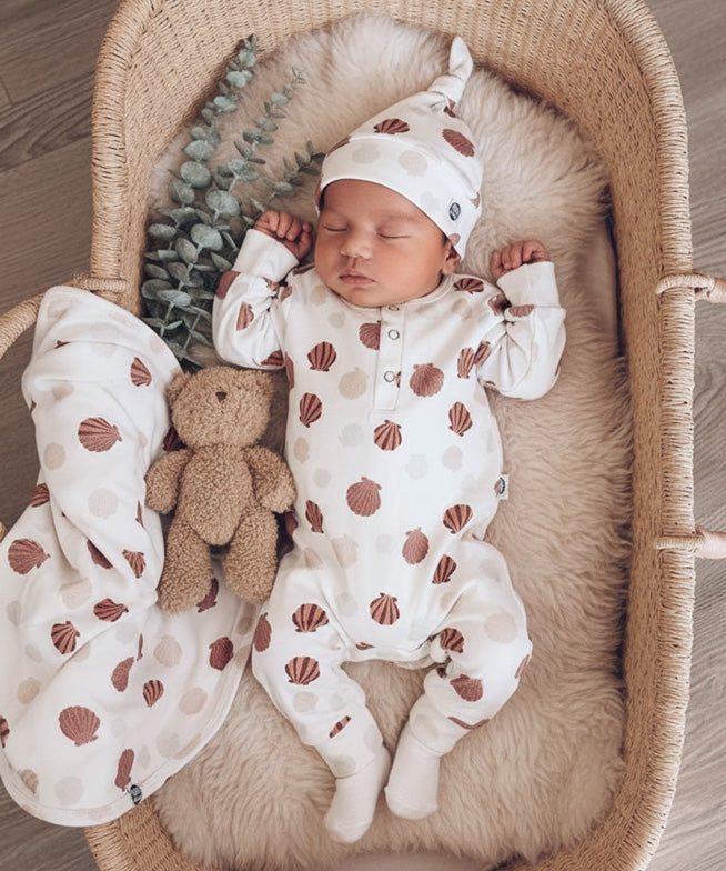 conjunto-saida-maternidade-macacao-touca-manta-luvinha-bebe-minimalista-escandinavo-conchas-seashell.jpg
