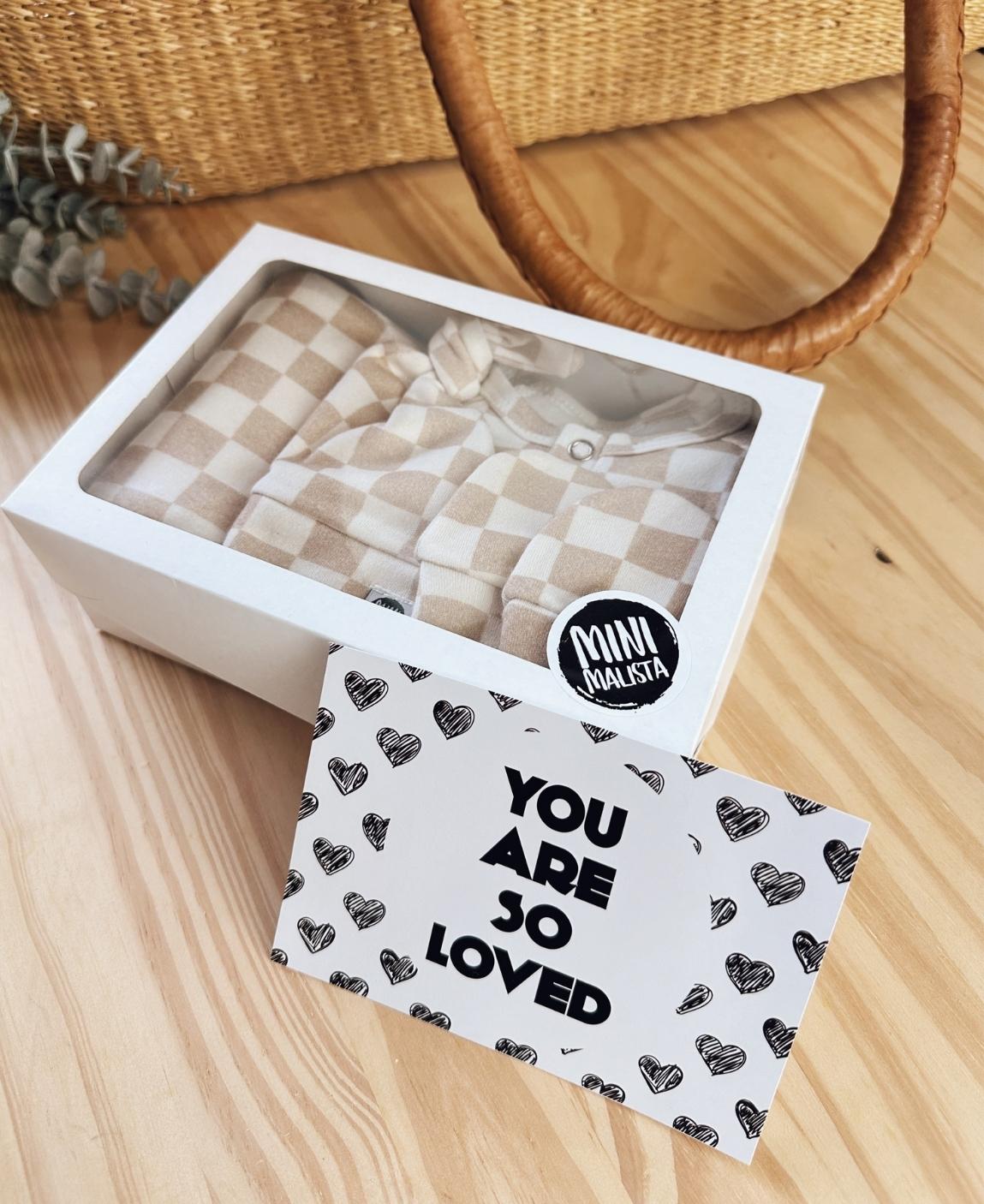 Kit Presente Saída de Maternidade Bebê 4 peças | Racer Beige  - Com Caixa Presente