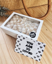 Kit Presente Saída de Maternidade Bebê 4 peças | Racer Beige  - Com Caixa Presente