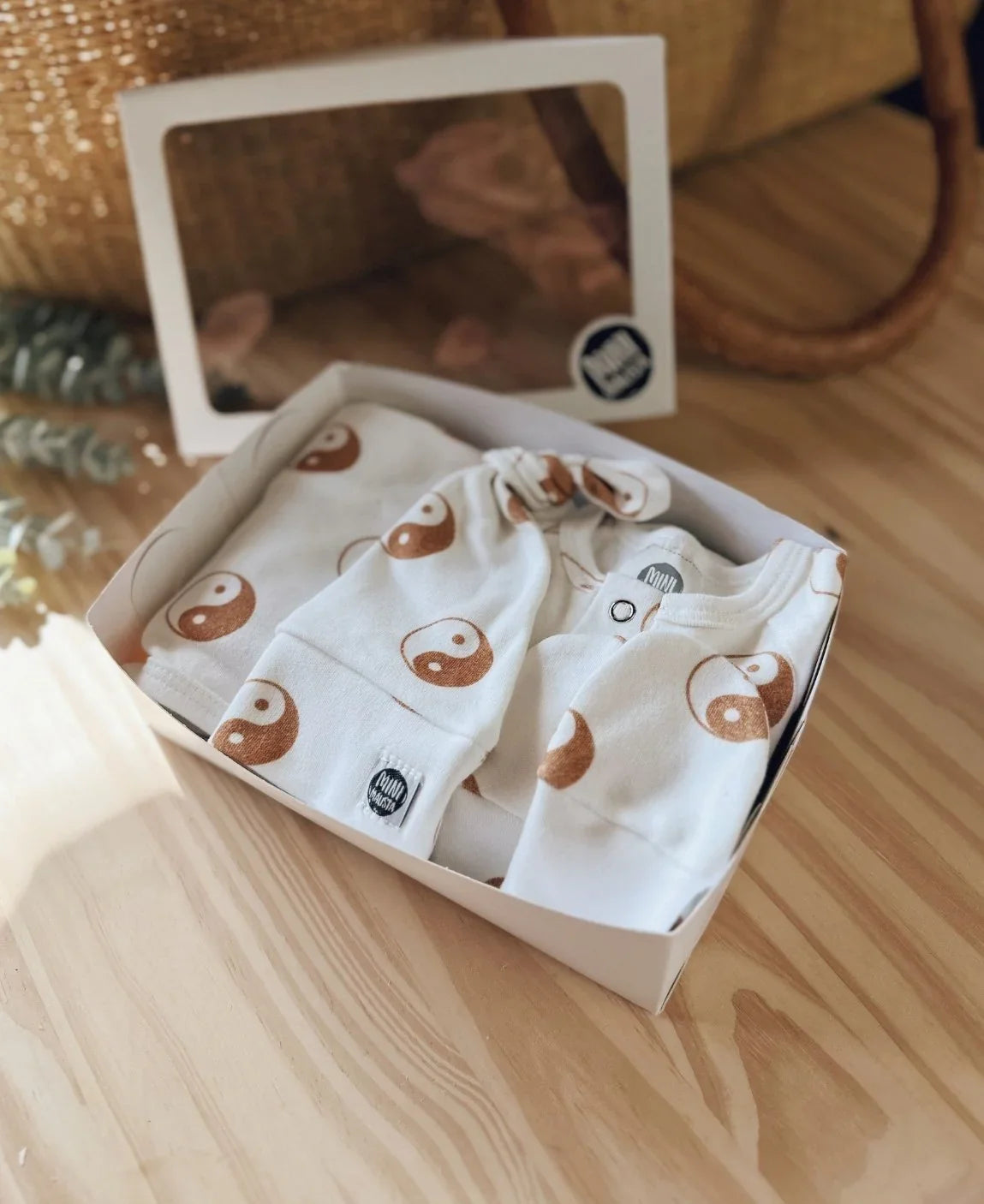 Kit Presente Saída de Maternidade Bebê 4 peças | Yin Yang - Com Caixa Presente