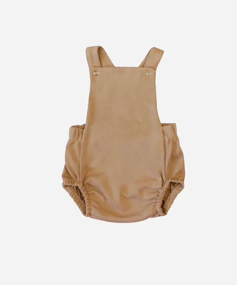 jardineira-de-bebe-unissex-minimalista-baby-jardineira-de-bebe-unissex-liso-avela-bege-minimalista-baby-0-b2b-baby-calor-com-desconto-mm10.png