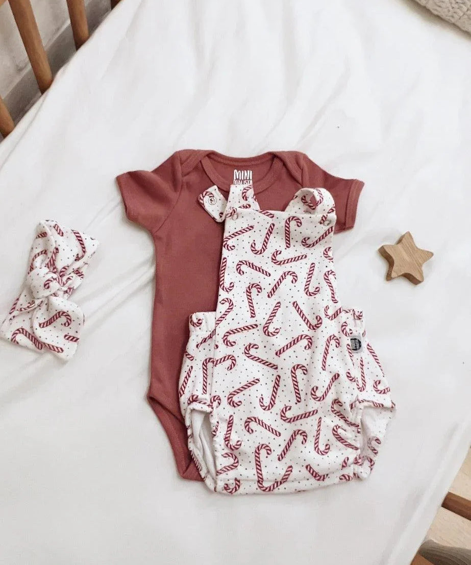 Jardineira de Bebê Unissex | Candy Cane - MiniMalista Baby - 0, b2b, Baby, Calor, Christmas, com-desconto-mm10, Menina, natal, Neutro, SALE-FINAL, tab-tam-jardineiras, ultimas-peças, Unissex, Verão, Xmas -bebê-minimalista-estiloso