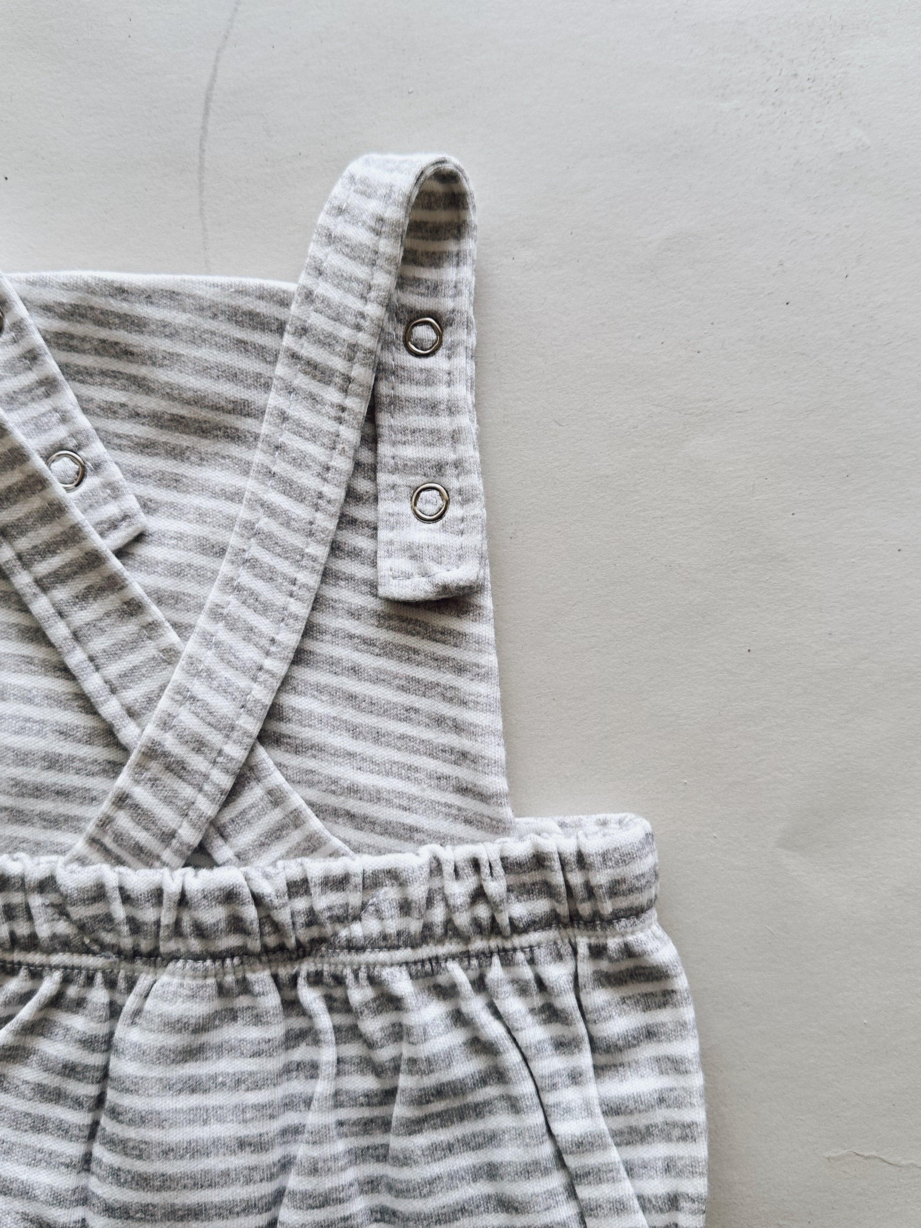 Jardineira de Bebê Unissex | Listrinhas Cinza - MiniMalista Baby - 0.3, 0.45, b2b, Baby, black-friday, Calor, com-desconto-mm10, Menino, Neutro, SALE-FINAL, tab-tam-jardineiras, ultimas-peças, Unissex, Verão -bebê-minimalista-estiloso