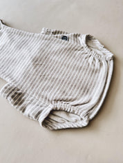 Jardineira de Bebê Unissex | Listrinhas Cinza - MiniMalista Baby - 0.3, 0.45, b2b, Baby, black-friday, Calor, com-desconto-mm10, Menino, Neutro, SALE-FINAL, tab-tam-jardineiras, ultimas-peças, Unissex, Verão -bebê-minimalista-estiloso