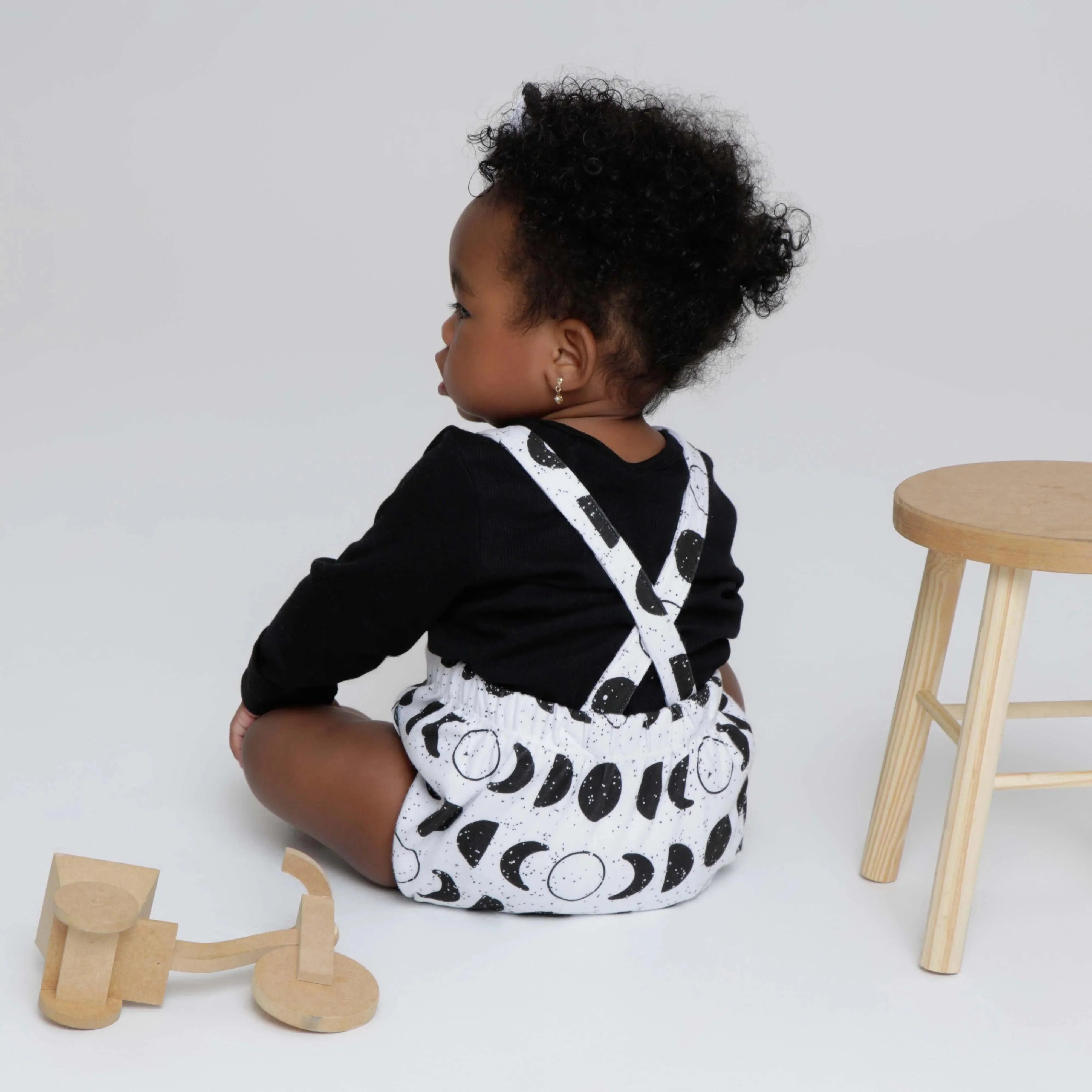 Jardineira de Bebê Unissex | Lunar - MiniMalista Baby - 0.3, 0.45, b2b, Baby, black-friday, Calor, Menina, Neutro, outlet, SALE-FINAL, tab-tam-jardineiras, Unissex, Verão, Winter Sale 40% -bebê-minimalista-estiloso