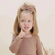 Laço de Cabelo com Clip MiniMalista | Liso Mocha - MiniMalista Baby - 0.3, 0.4, b2b, Baby, black-friday, com-desconto-mm10, laço-clip, Meia Estação, Menina, SALE-FINAL, Winter Sale 40% -bebê-minimalista-estiloso