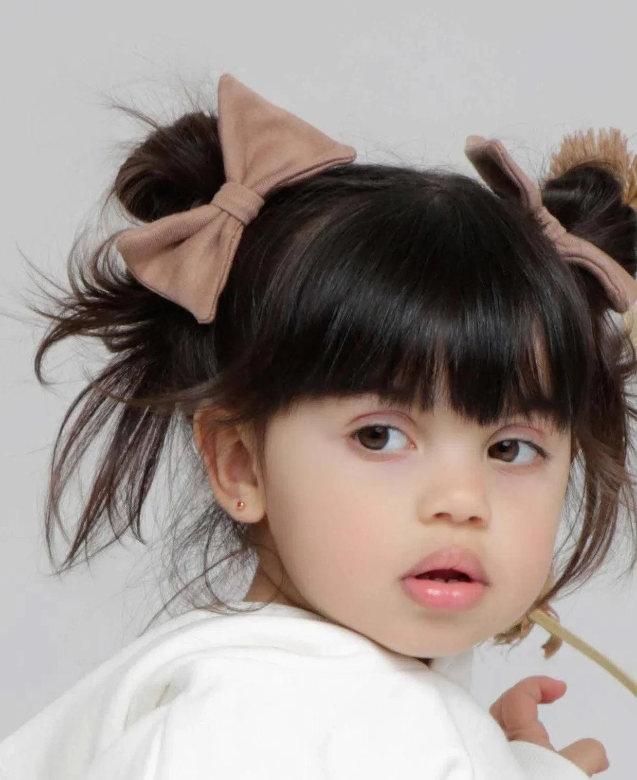Laço de Cabelo com Clip MiniMalista | Liso Mocha - MiniMalista Baby - 0.3, 0.4, b2b, Baby, black-friday, com-desconto-mm10, laço-clip, Meia Estação, Menina, SALE-FINAL, Winter Sale 40% -bebê-minimalista-estiloso