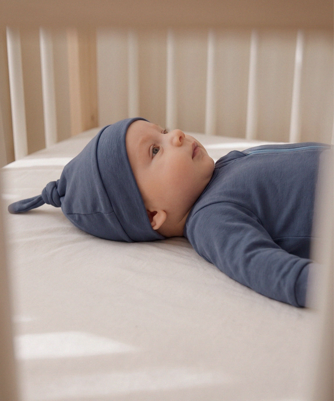 Macacão Bebê Zíper com Pezinho cor Azul Oxford tamanho RN — MiniMalista Baby algodão hipoalergênico com proteção UV50+ permanente