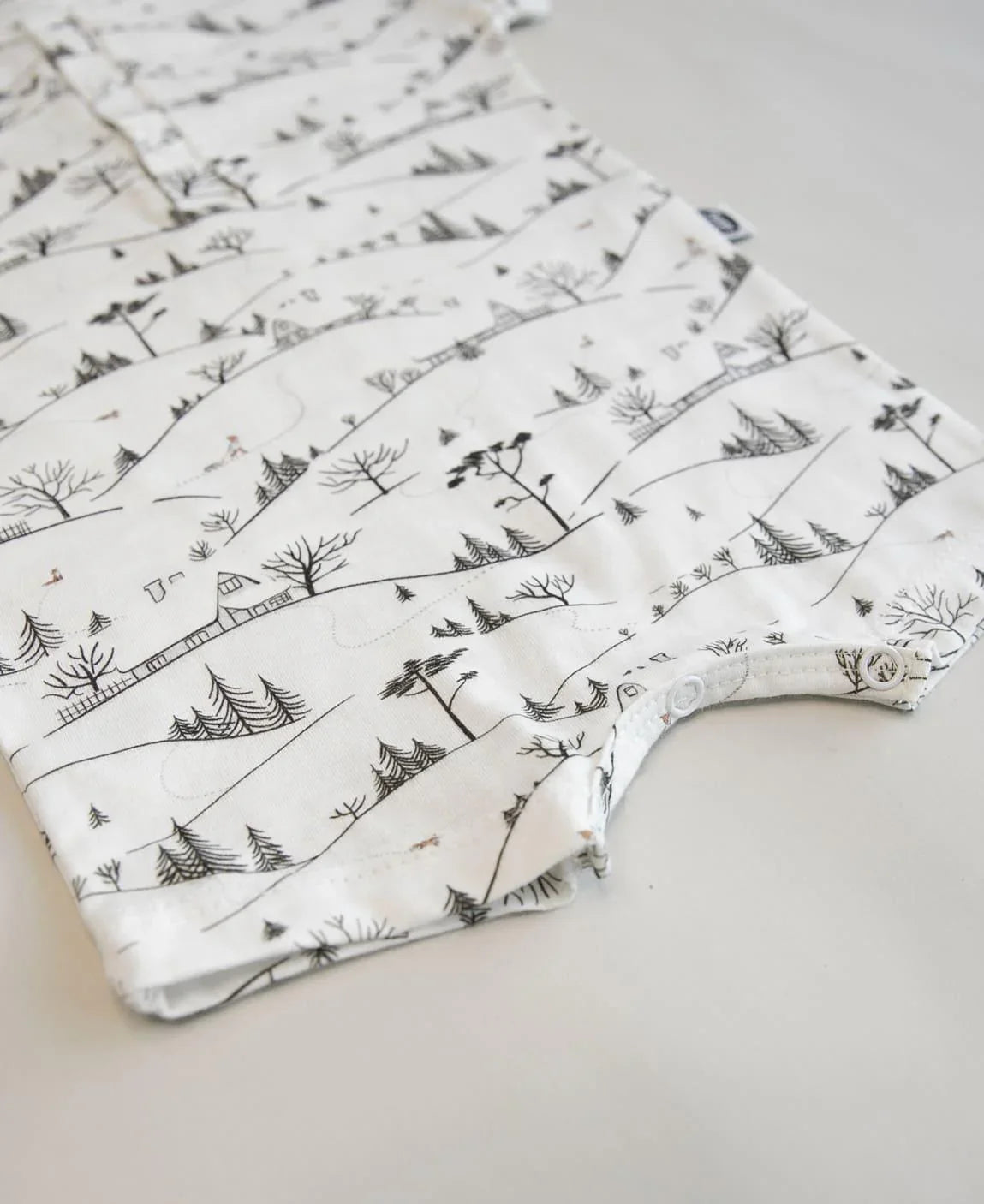 Macaquinho Romper Manguinha Unissex | Village - MiniMalista Baby - 0, b2b, Baby, Calor, Christmas, com-desconto-mm10, Menina, Menino, minime, natal, Neutro, tab-tam-macaquinho-romper, Unissex, Verão, Xmas -bebê-minimalista-estiloso