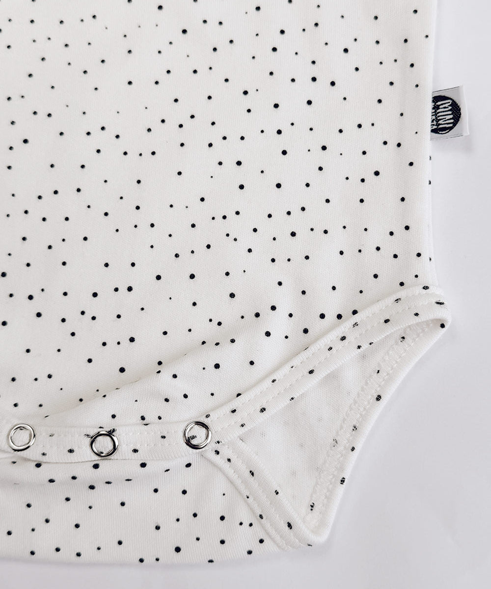 Detalhe da gola americana e do tecido do Body Manga Curta Bolinhas Claro MiniMalista. Body de bebê em algodão premium, unissex.